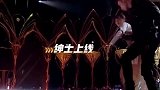 虞书欣被骂怕了？即使穿高跟鞋跌跌撞撞，都不敢让别人扶