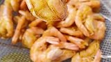 年夜饭餐桌，椒盐鸡围虾，招待朋友特有面