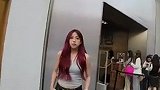 很漂亮！韦世豪妻子街拍视频