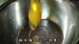 小飞今天吃炸香椿，做法粗暴，蘸着辣椒面一大口下去油滋滋，真香
