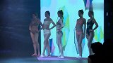 灰粉色豹纹分体套装，配上同色系豹纹一字拖，整身散发也行