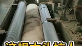 硕大无比的木桩，在机器上转着转着，再出来已是薄如纸的木片！