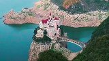 贵州吉隆堡“湖中的城堡”，可惜里面住宿太贵，只能外面看两眼