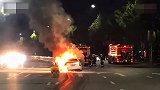 【浙江】司机醉驾撞护栏车尾瞬间着火 马路上燃起百米“火蛇”