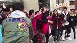 大妈追星成功与凤凰传奇齐跳最炫民族风，谢娜刘维一旁伴舞
