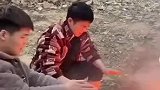 天气冷和表弟一起去生火取暖