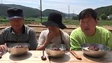 大叔一家三口吃冷生鱼汤拌饭！一人一碗埋头苦吃，谁也不理谁！