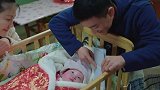 瘫痪小伙收养弃婴，谁知带来好运，从轮椅上站起