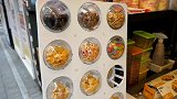 韩国街头小店，棉花糖甜食，里面包裹着冰淇淋和水果