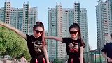 舞蹈达人双胞胎姐妹操场跳舞，好漂亮的衣服啊