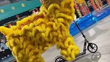 狮头永远不知道狮尾干什么，佛山的醒狮会玩滑板