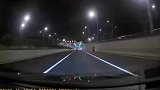 摩托骑手在隧道内飙车，光听声音都觉得可怕