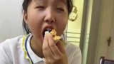 妈妈陪下盲人女儿吃饭