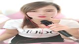 歌声迷人引人入胜，小姐姐很有魅力