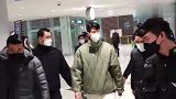 孙兴慜与父亲孙雄正抵达韩国 热情与球迷打招呼亲和力十足