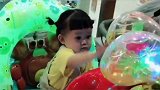 萌娃坐摇摇的样子，真的好可爱呀