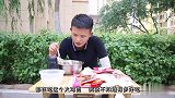 挑战吃爆辣火鸡面，桌上的零食免费拿，美女竟是个大胃王