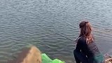 美女正在钓鱼,意外的事情发生了