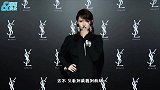 戚薇到机场，西装搭健美短裤原来这么好看，戴粉色渔夫帽更不错！