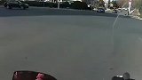 男子开着电动车，经过路口捏着前刹翻车了