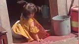 小女孩勇猛抓母鸡，母鸡毫无抵抗之力