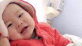 妈妈故意逗小宝宝，没想到宝宝笑得这么可爱，小表情太萌了！