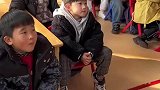 教室里捉到一个小帅哥