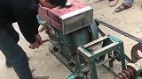 小哥把柴油机摇起来的，摇把还在上面，怎么拿下来