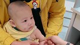 爸爸带小宝宝去打针，没想到一针下去，宝宝居然是这样的表情！