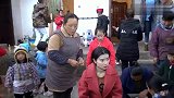 姑娘今天结婚，亲人正在为她梳妆打扮，景美人更美！