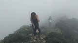 征服天苍山的女人，别人穿袄，她穿裙子