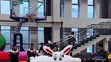 学生玩龟兔赛跑，还有专门扮尾巴的