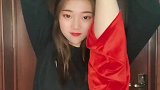 居家小姐姐表演绝活，不仅漂亮柔韧性更是不得了