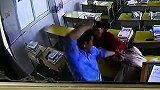 女教师被陌生男子冲进教室疯狂殴打 头部被其连续暴捶十多拳