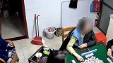 江苏常州：6旬阿姨胳膊疼单手打麻将 地震来临1秒跑出门