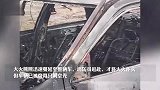 熊孩子！小孩在车里放鞭炮引燃轿车，整辆车被烧毁
