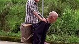 83岁老人用背篓背着妻子去赶集，背篓上的爱情真幸福