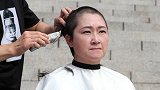 女议员当众剃光头向文在寅抗议 不满韩法务部长官深陷丑闻仍上任