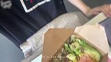 欧阳娜娜跟随老师做实验，尝试未知领域，好学又爱动脑