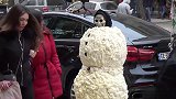雪人恶作剧，藏在雪人模型内捉弄路人，美女非常害怕