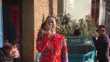 农村媳妇走心演唱《红枣树》，嗓音美妙，唱出童年美好回忆