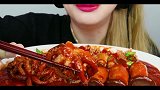 小姐姐吃香辣小章鱼和菌菇，看色泽就感觉超级好吃呀