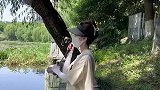 女子正在练习抛线，每次都觉得线很软