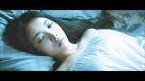 女孩晚上睡觉，不料衣柜里藏着人，这下要遭殃了