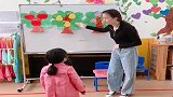 闺女第一天上幼儿园，老师就发来一段视频，放学我必须亲自去接她