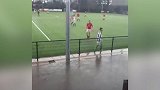 下雨天踢球可得小心点 这位小哥捡球连摔3次