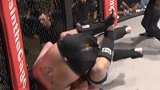 MMA难忘时刻！超重量级拳手被打出屎 吃饭时千万别看