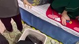 女大学生展示缩骨功，室友连忙将盖子盖上
