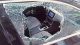 误把车钥匙锁车里只能砸玻璃？还有几个更聪明的办法，别再犯傻！
