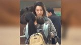 赌王儿子何猷启带妻女探望丈母娘 太太素颜衣着朴素